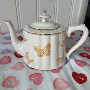 A butterfly teapot set